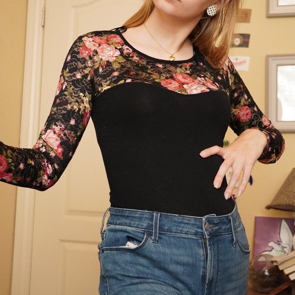 Comfy 2010s lace top sweetheart neckline shirt - Picture 1 of 5